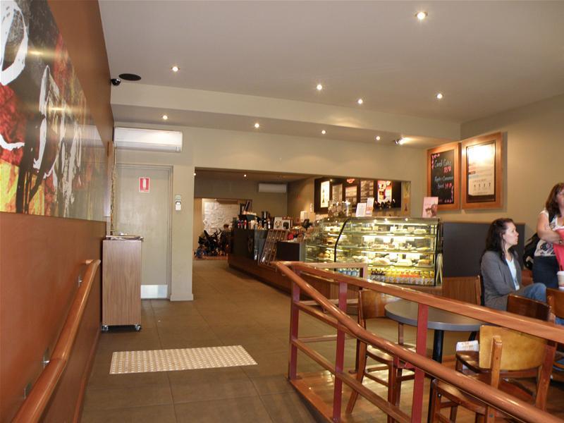 PRIME LOCATION WITH BLUE CHIP TENANT Picture 2