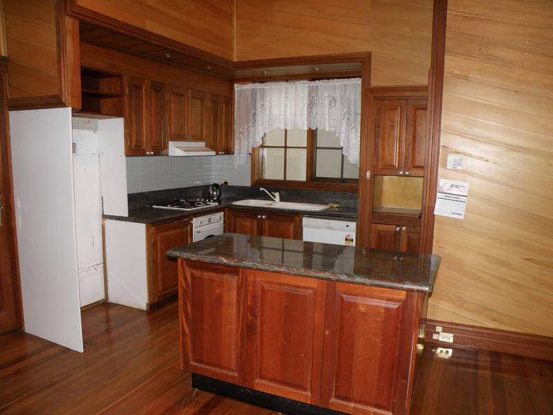 JUST IN TIME FOR SUMMER-WATERFRONT LIVING AT ITS BEST!!! Picture 2