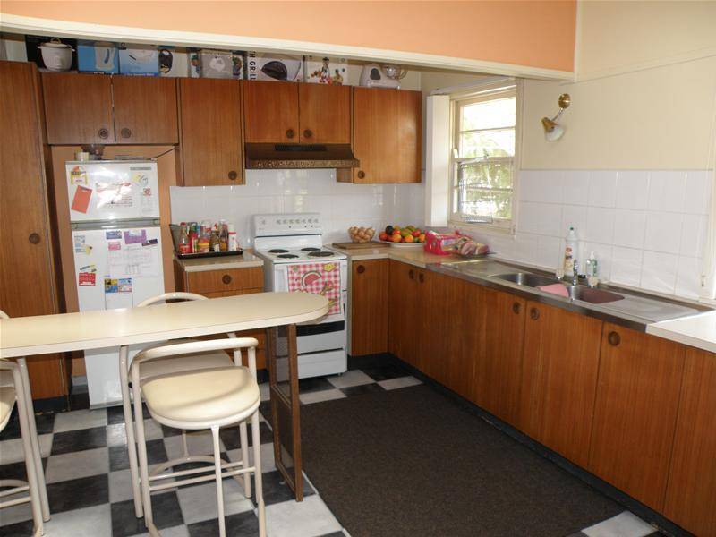 SPACIOUS HOME FOR THE LARGE FAMILY Picture 2