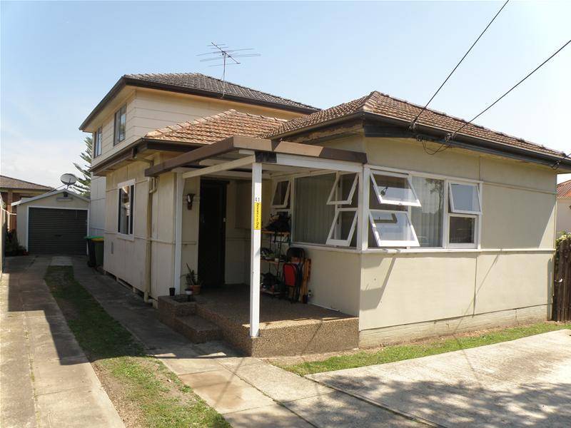 SPACIOUS HOME FOR THE LARGE FAMILY Picture 1