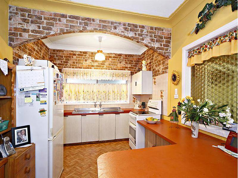 CONVENIENTLY LOCATED TO EVERYTHING Picture 2