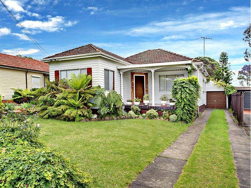 CONVENIENTLY LOCATED TO EVERYTHING Picture 1