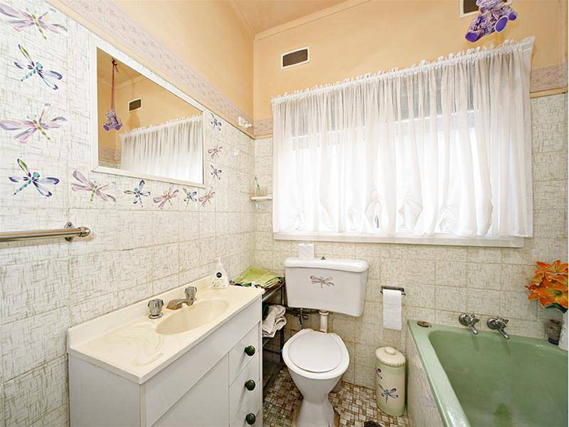 CONVENIENTLY LOCATED TO EVERYTHING Picture 3