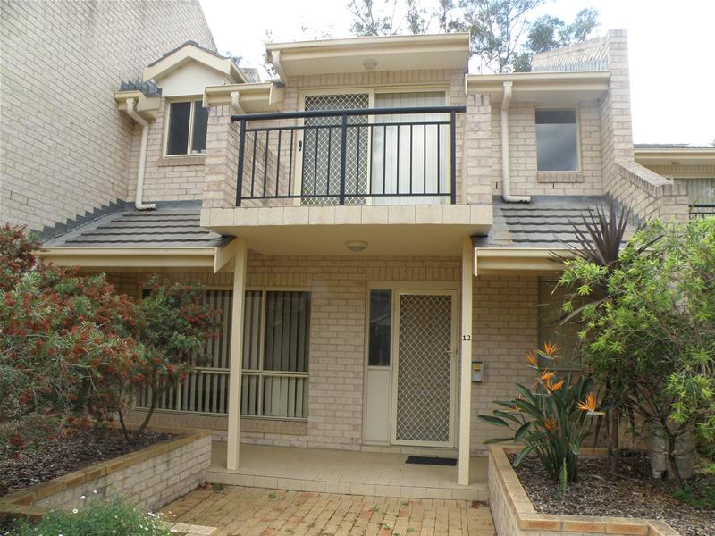 HUGE TOWNHOUSE BACKING ONTO NATIONAL PARK IN HIGHLY SOUGHT AFTER PICNIC POINT Picture 1