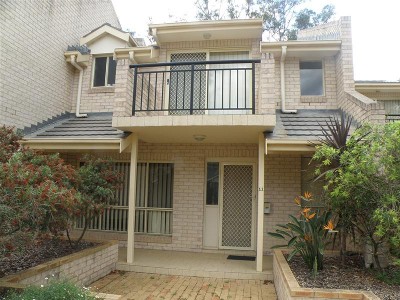 HUGE TOWNHOUSE BACKING ONTO NATIONAL PARK IN HIGHLY SOUGHT AFTER PICNIC POINT Picture