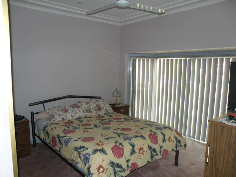 GREAT LOCATION, CLOSE TO SHOPS, TRANSPORT & SCHOOLS Picture 3