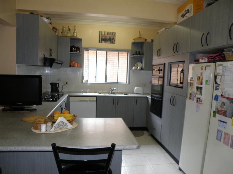 GREAT LOCATION, CLOSE TO SHOPS, TRANSPORT & SCHOOLS Picture 2