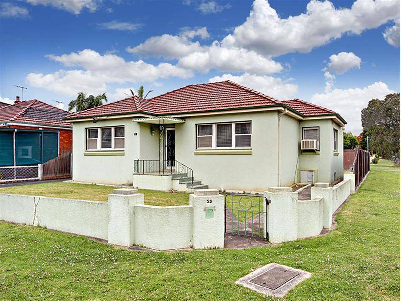 DOUBLE BRICK - WALK TO SHOPS & STATION Picture 1