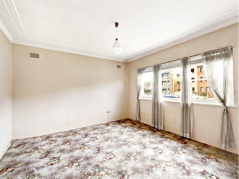 DOUBLE BRICK - WALK TO SHOPS & STATION Picture 3