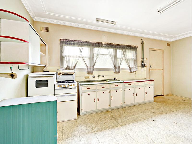 DOUBLE BRICK - WALK TO SHOPS & STATION Picture 2