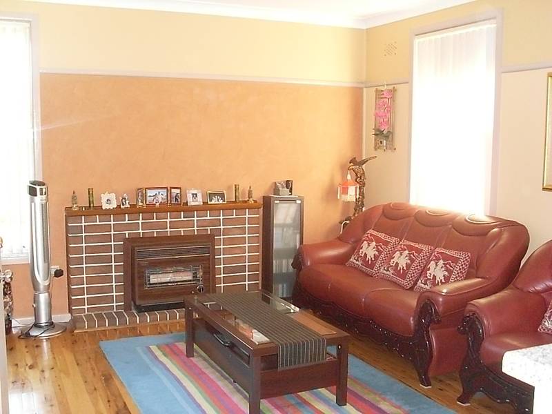 CUL-DE-SAC LOCATION - WITH POTENTIAL! Picture 2