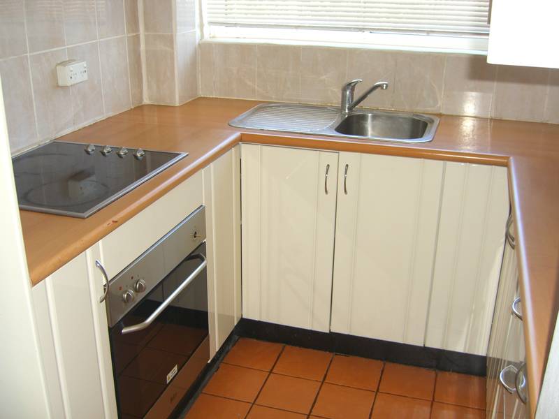 Neat top floor unit within walking distance to Meadowbank train station. Picture 2