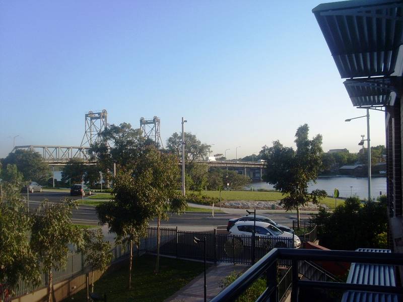 Spacious 2 bedroom apartment with Water Views Picture 2