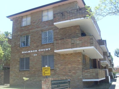Neat & Tidy Top Floor Unit! Picture