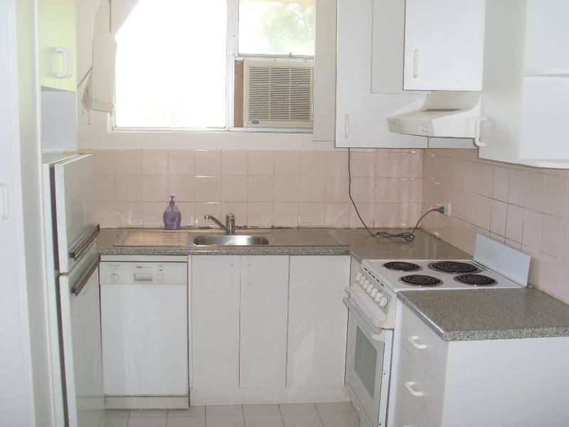 Neat & Tidy Top Floor Unit! Picture 3