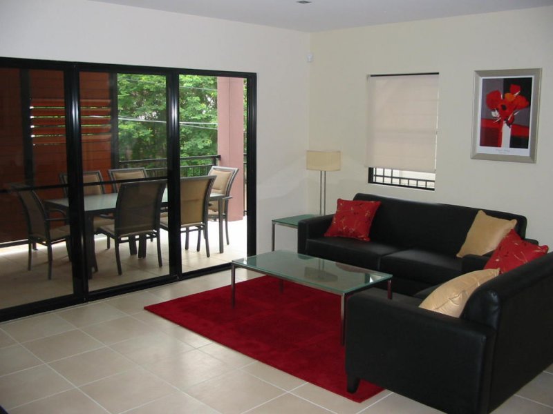 FULLY FURNISHED - THREE BEDROOM TOWNHOUSE - IN THE HEART OF THE CITY - DOUBLE LOCKUP GARAGE Picture 3