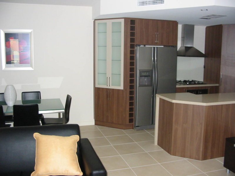 FULLY FURNISHED - THREE BEDROOM TOWNHOUSE - IN THE HEART OF THE CITY - DOUBLE LOCKUP GARAGE Picture 2