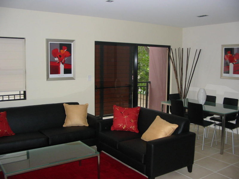FULLY FURNISHED - THREE BEDROOM TOWNHOUSE - IN THE HEART OF THE CITY - DOUBLE LOCKUP GARAGE Picture 1