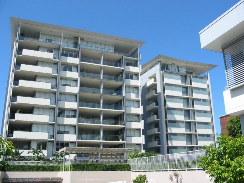 FULLY FURNISHED - 3 BEDROOM - SMACK BANG IN THE MIDDLE OF MILLIONAIRE'S ROW Picture 3