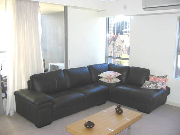 INNER CITY LUXURY - SHORT TERM - BRAND NEW FURNITURE - MONTH BY MONTH - $1000 A WEEK - all utilities icluded!!! Picture 2