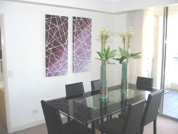 INNER CITY LUXURY - SHORT TERM - BRAND NEW FURNITURE - MONTH BY MONTH - $1000 A WEEK - all utilities icluded!!! Picture 3