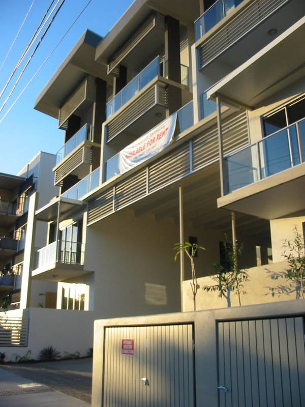 STAND ALONE THREE BEDROOM TOWNHOUSE - 5 MIN TO THE CBD - FULLY FURNISHED - $700 PER WEEK Picture 2