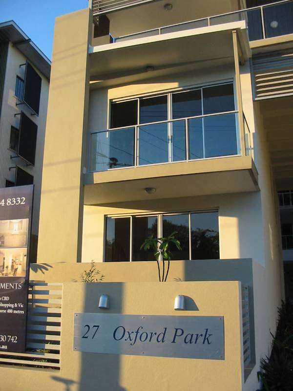 STAND ALONE THREE BEDROOM TOWNHOUSE - 5 MIN TO THE CBD - FULLY FURNISHED - $700 PER WEEK Picture 3