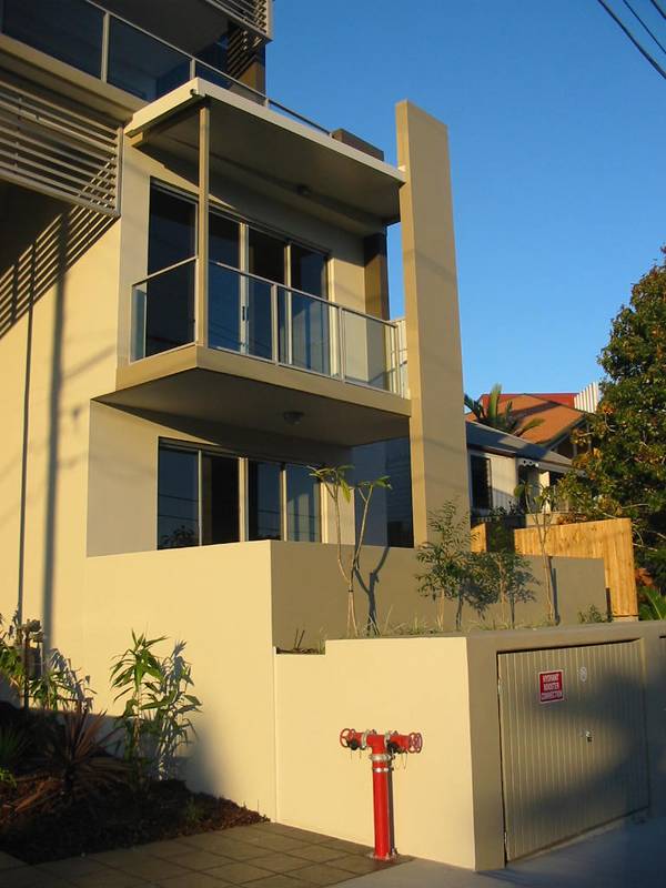 STAND ALONE THREE BEDROOM TOWNHOUSE - 5 MIN TO THE CBD - FULLY FURNISHED - $700 PER WEEK Picture 1