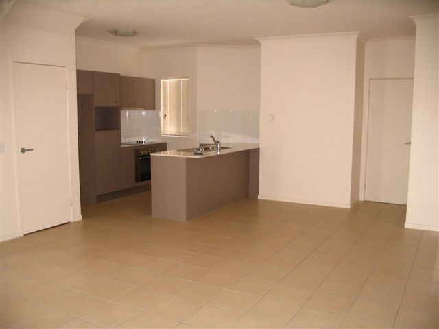 Near new Townhouse - PLUS FREE RENTAL PERIOD!!! Picture 2