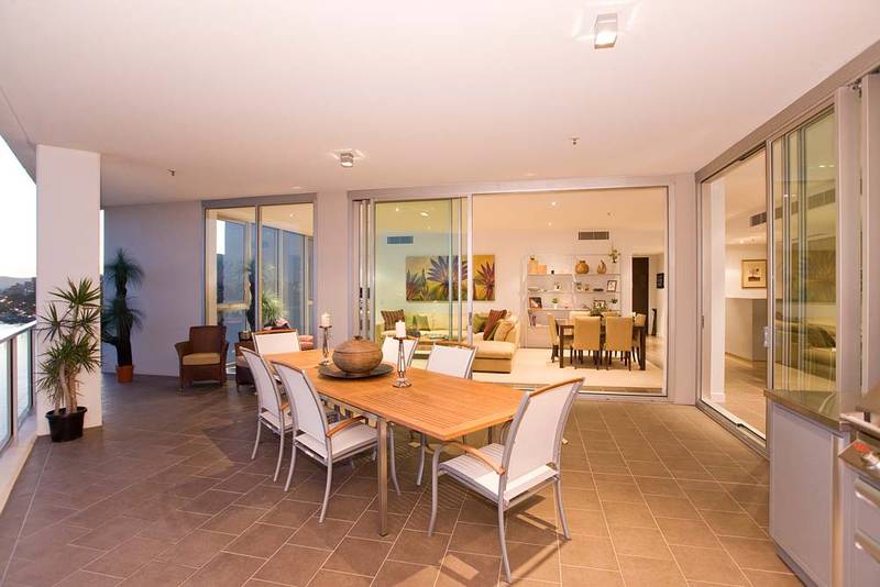 PURE ELEGANCE - THIS IS PORTSIDE AT IT'S VERY BEST Picture