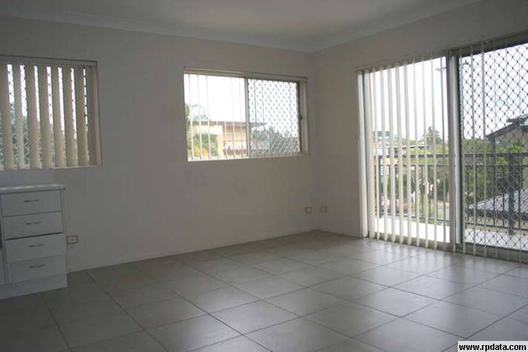 Beautiful renovated 3 bedroom unit Picture 3