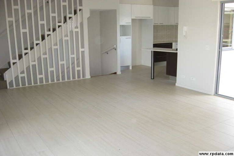 Three Level Stunning Townhouse Picture