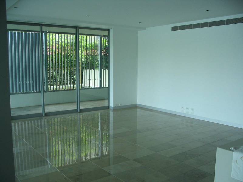 VERY STYLISH FIRST FLOOR RIVERFRONT - SMALL EXCLUSIVE COMPLEX Picture 3