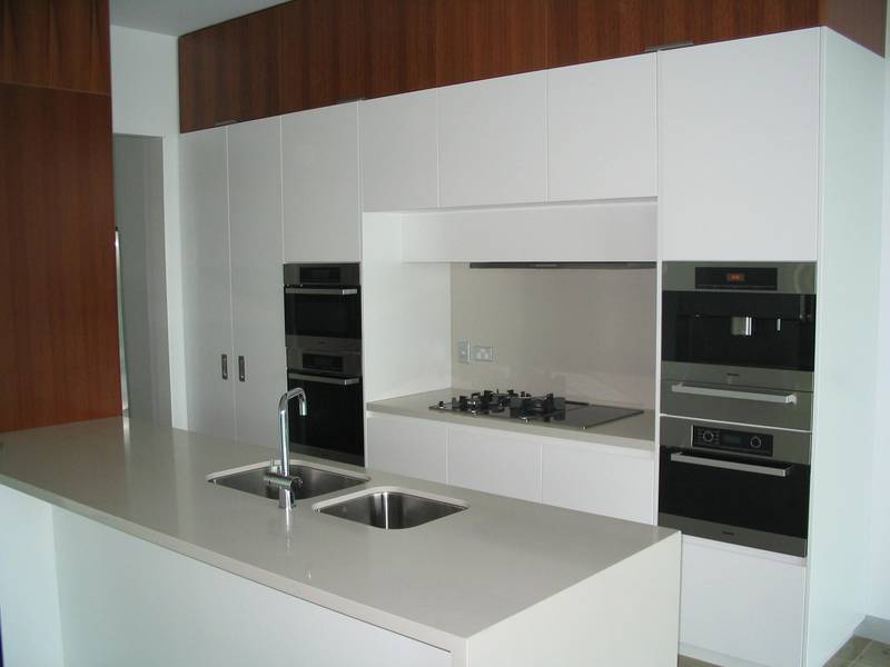 VERY STYLISH FIRST FLOOR RIVERFRONT - SMALL EXCLUSIVE COMPLEX Picture 2