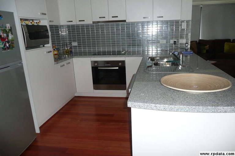 3 bedrooms and 3 levels of luxury. Picture 2