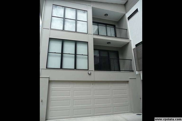 3 bedrooms and 3 levels of luxury. Picture 1