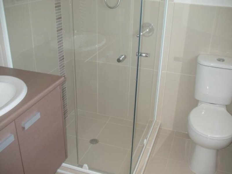 QUICK - THREE BEDROOM TOWNHOUSE WITH COURTYARD Picture 3