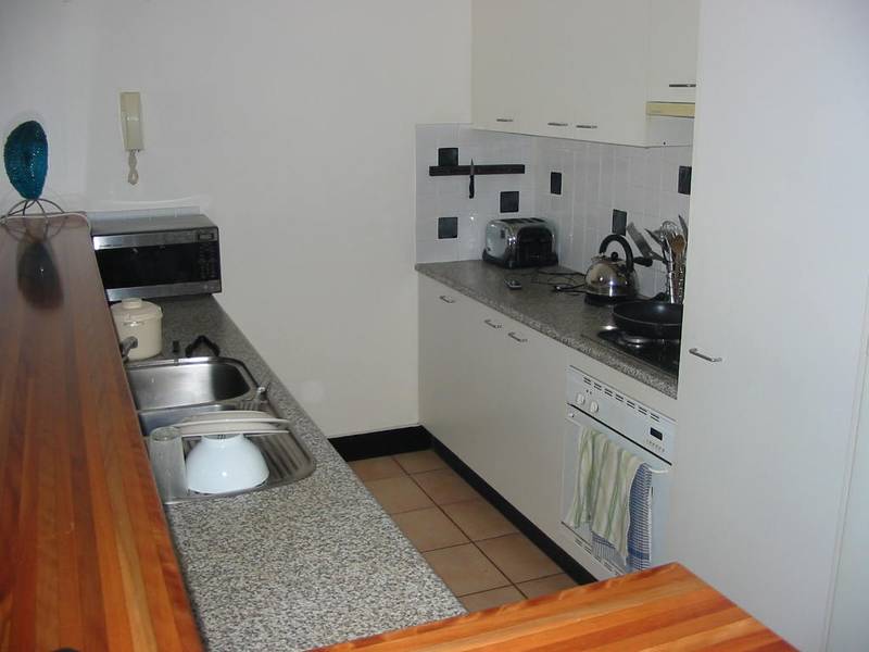 FULLY FURNISHED SPLIT LEVEL - FANTASTIC LOCATION - YOU WONT WANT TO MISS THIS ONE Picture 3