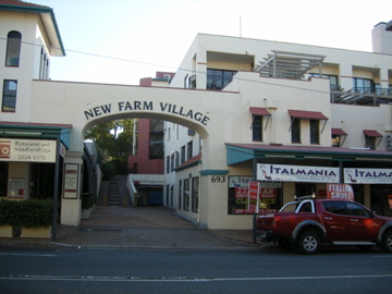 FULLY FURNISHED SPLIT LEVEL - FANTASTIC LOCATION - YOU WONT WANT TO MISS THIS ONE Picture 1