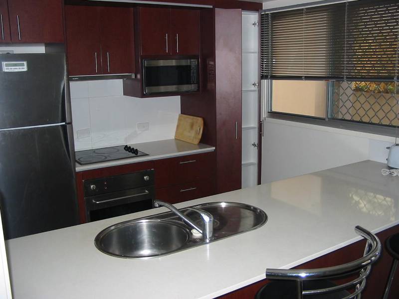 TWO BEDROOM - FULLY FURNISHED - - $500 A WEEK.
CLOSE TO MATER HOSPITAL / SOUTHBANK Picture 2
