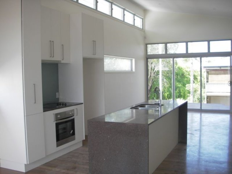 BRAND NEW FOUR BEDROOM - MINUTES FROM CITY, SHOPS SCHOOLS ETC... Picture 3