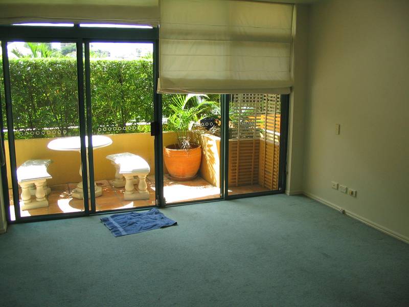 TWO BED TWO BATH GROUND FLOOR RIVERFRONT - UNBEATABLE PRICE Picture 2