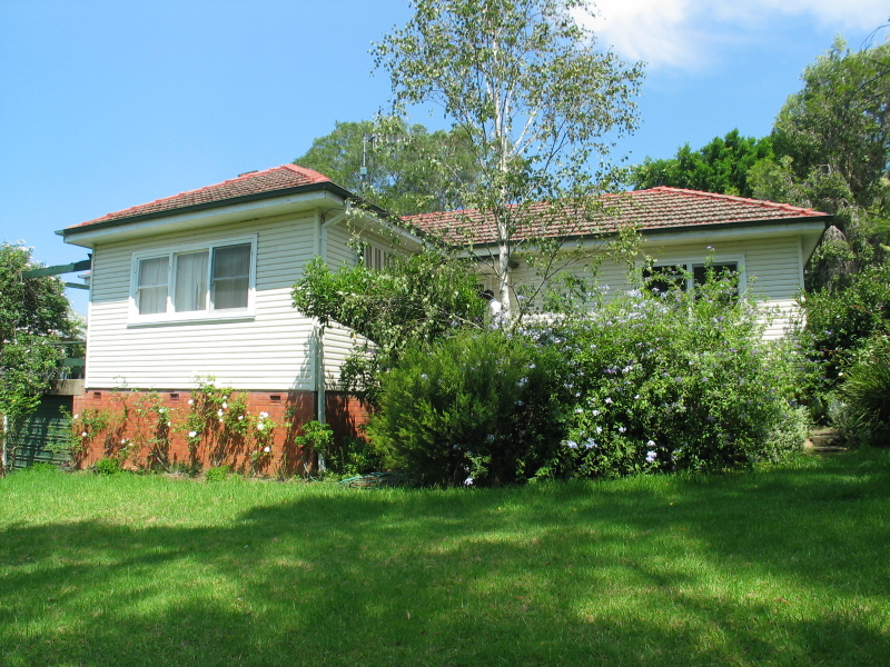 Charming cottage with enormous potential Picture 1