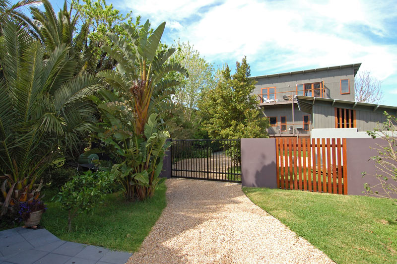 Executive Waterfront Luxury - A must to inspect ... Picture 2