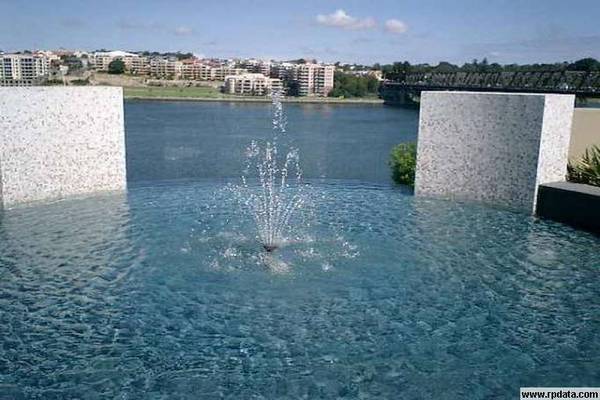 LARGE DESIGNER APARTMENT WITH WATER VIEWS Picture 2