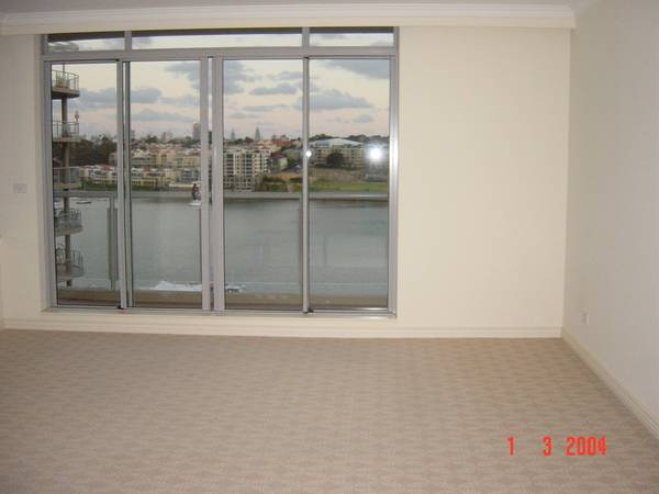 LARGE DESIGNER APARTMENT WITH WATER VIEWS Picture 3