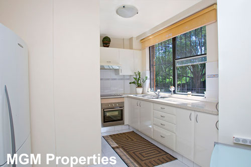 A uniquely appealing apartment in a landmark setting opposite Randwick Racecourse Picture