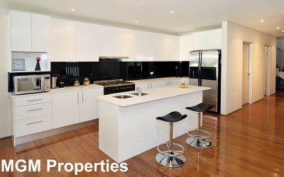 Contemporary Parkside Entertainer! Picture