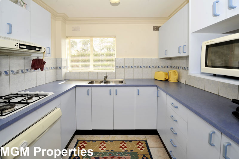 Move Straight In! Picture 2