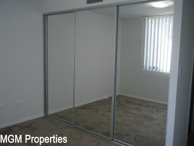 Split Level Apartment! Picture 3